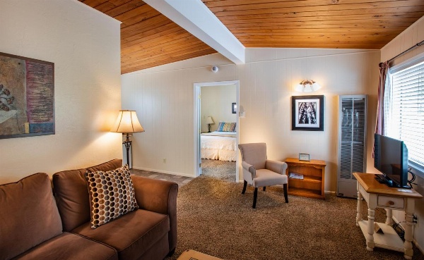 Redwood Suites image 2